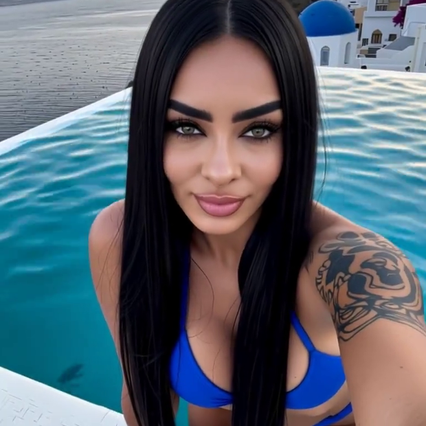 Poolside tease—dar